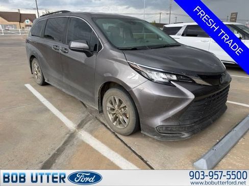 Used 2022 Toyota Sienna LE FWD image 1