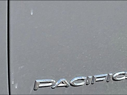 Used 2023 Chrysler Pacifica Touring-L FWD image 30