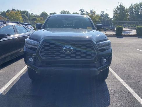 Used 2022 Toyota Tacoma TRD Off-Road w/ TRD Premium Off Road Package AWD/4WD image 2