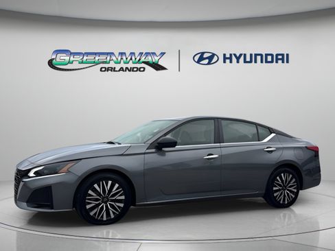 Used 2024 Nissan Altima 2.5 SV FWD image 1