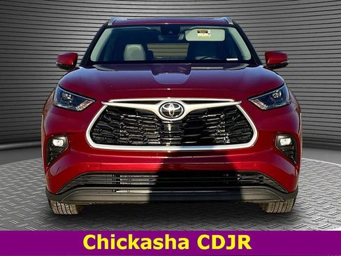 Used 2022 Toyota Highlander XLE image 2