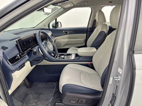 Used 2025 Kia Carnival EX image 16