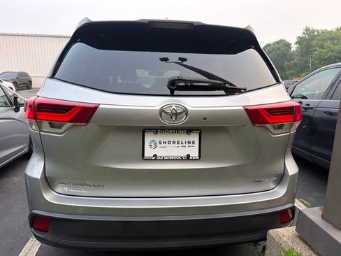 Used 2018 Toyota Highlander SE AWD/4WD image 3