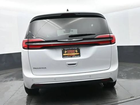 Used 2024 Chrysler Pacifica Touring-L FWD image 8