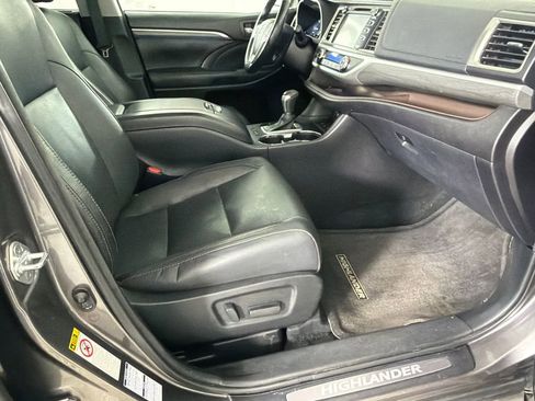 Used 2017 Toyota Highlander Limited Platinum AWD/4WD image 15