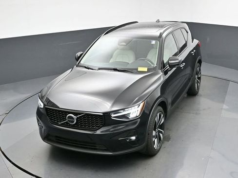 Used 2024 Volvo XC40 B5 Plus w/ Climate Package image 47