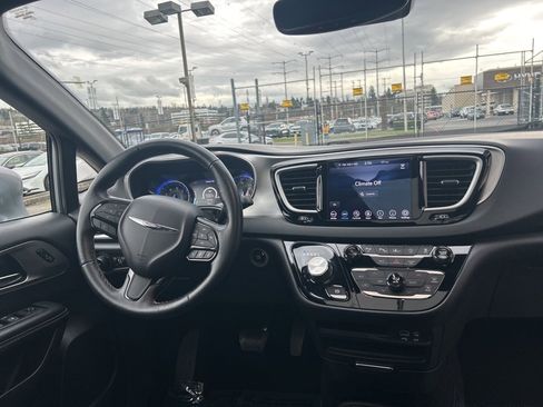 Used 2020 Chrysler Pacifica Touring-L w/ Advanced Safetytec Group image 19