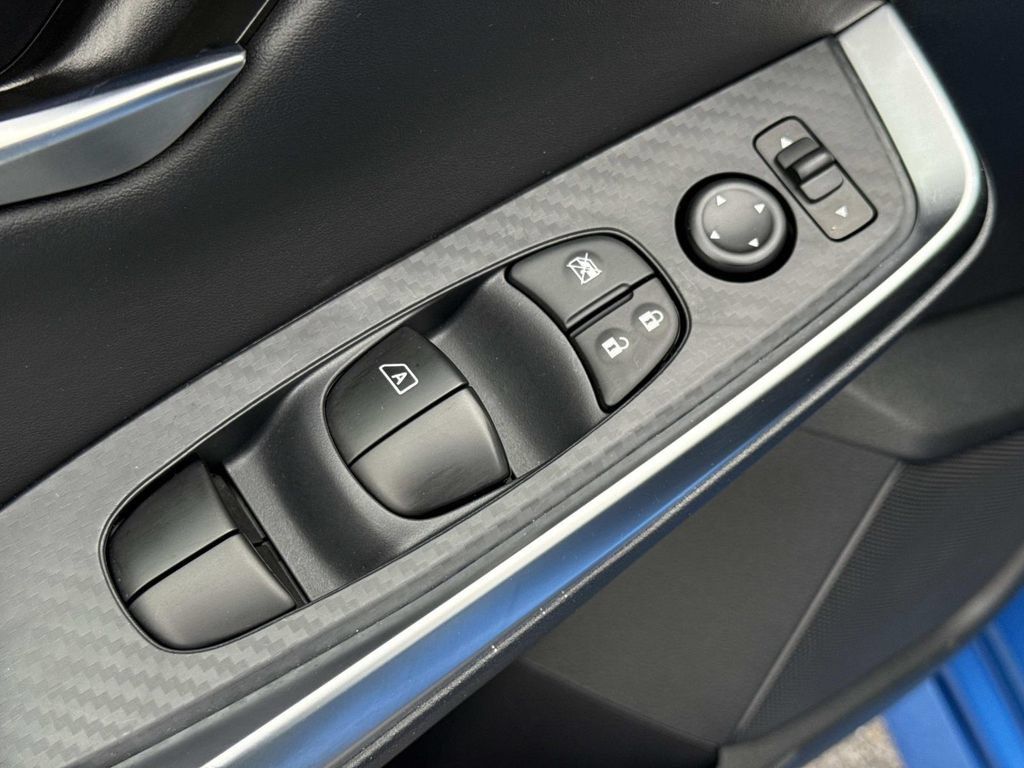 Used 2025 Nissan Sentra SR FWD image 17