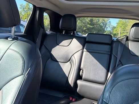Used 2019 Jeep Cherokee Trailhawk AWD/4WD image 26
