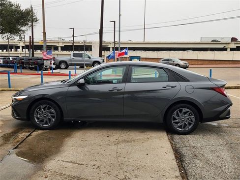 Used 2024 Hyundai Elantra Blue image 4