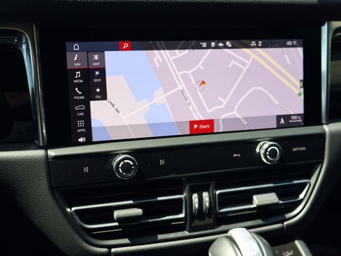 Certified 2025 Porsche Macan image 18