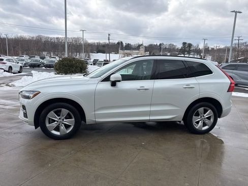 Used 2022 Volvo XC60 B5 Momentum image 4