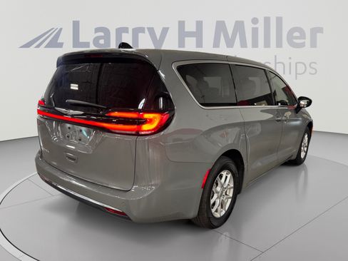 Used 2025 Chrysler Pacifica Select FWD image 5