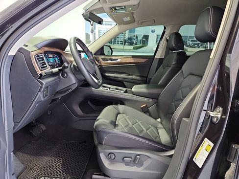 Used 2024 Volkswagen Atlas SE FWD image 16