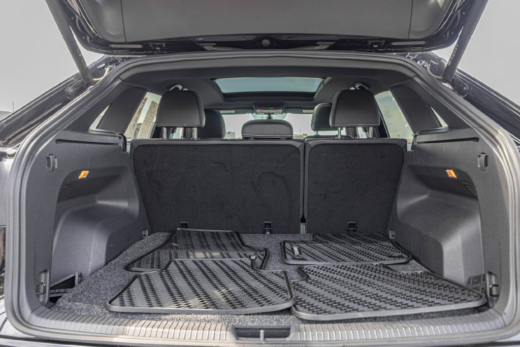 Certified 2023 Volkswagen Atlas Cross Sport SE w/ Panoramic Sunroof Package AWD/4WD image 30