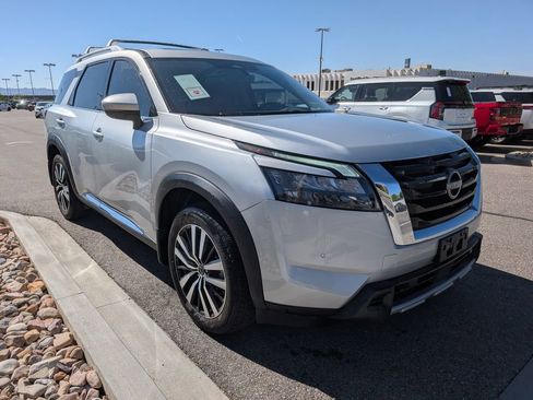 Used 2025 Nissan Pathfinder Platinum AWD/4WD image 3