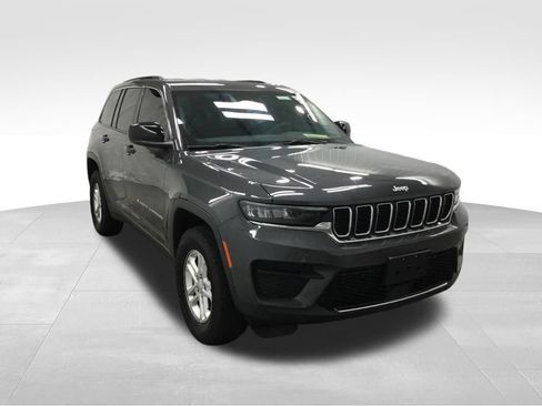 Used 2025 Jeep Grand Cherokee Laredo AWD/4WD image 3