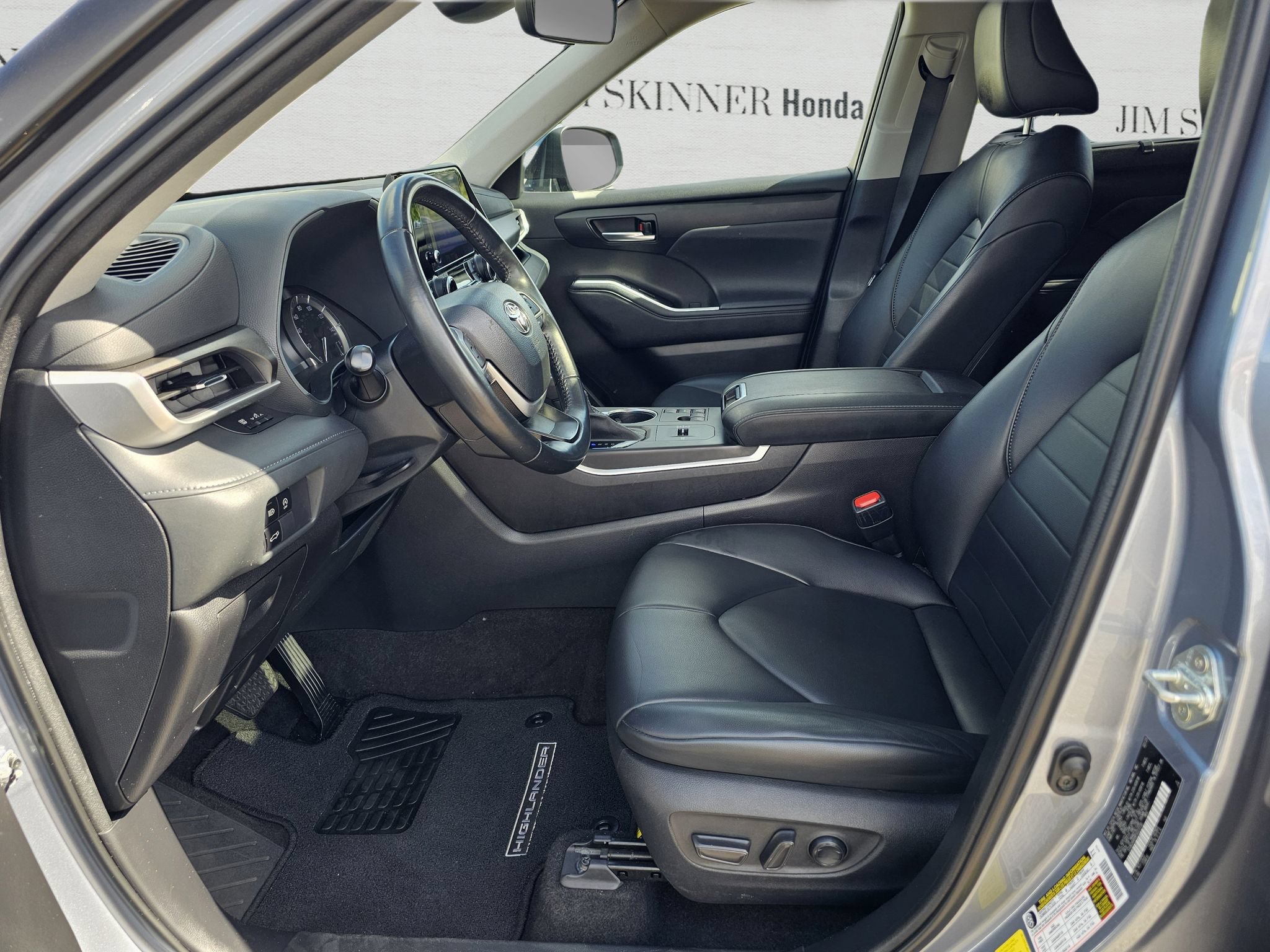 Used 2023 Toyota Highlander XLE FWD image 16