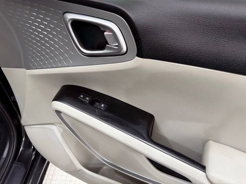 Used 2023 Kia Soul LX image 19