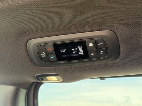 Used 2025 Chrysler Pacifica Limited FWD image 11