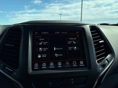 Used 2022 Jeep Cherokee Trailhawk w/ Premium Leather Package AWD/4WD image 34