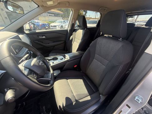 Used 2025 Nissan Rogue SV image 34