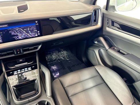 Certified 2025 Porsche Cayenne image 21