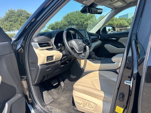Used 2023 Toyota Highlander XLE FWD image 7