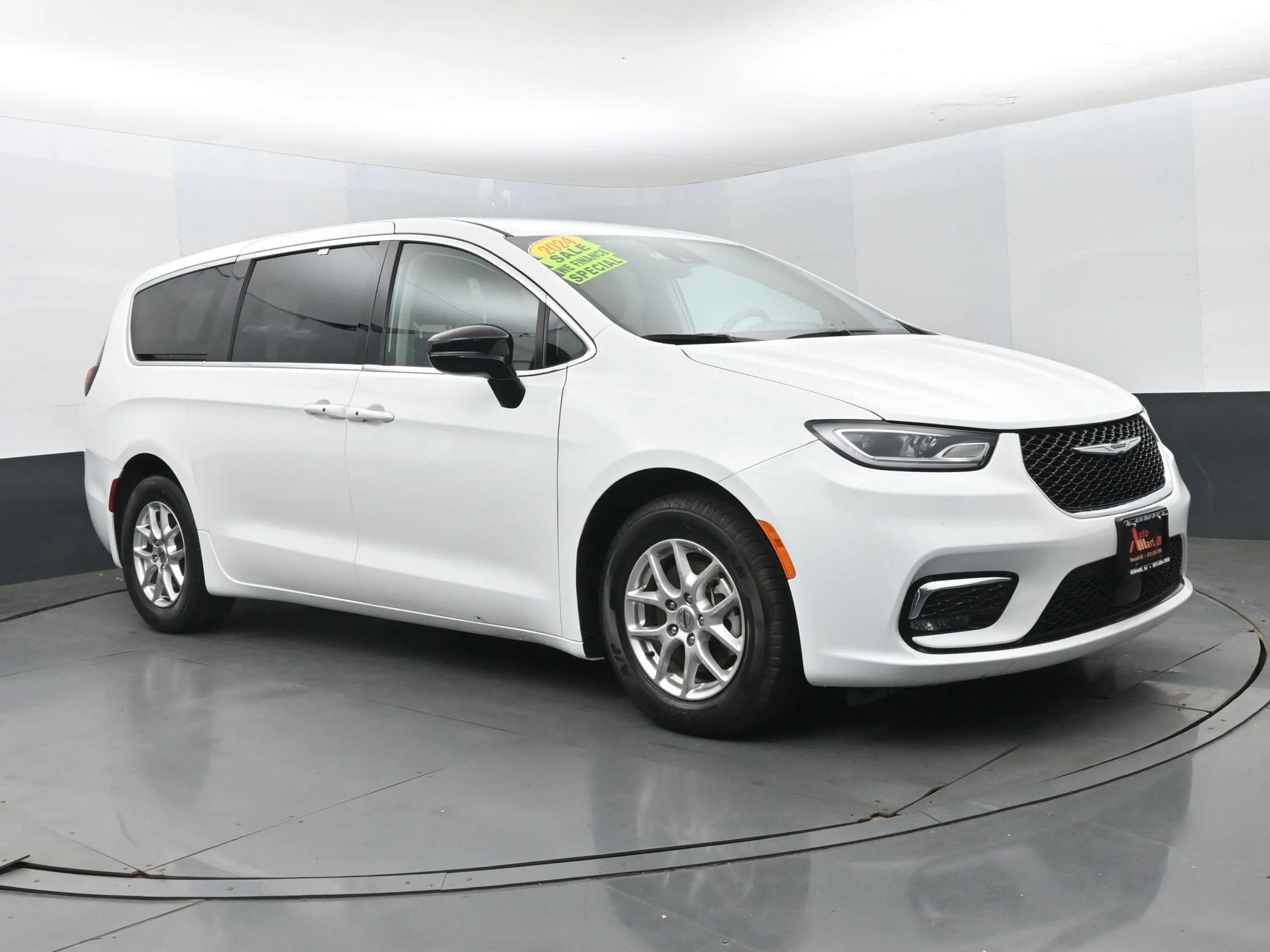 Used 2024 Chrysler Pacifica Touring-L FWD image 2