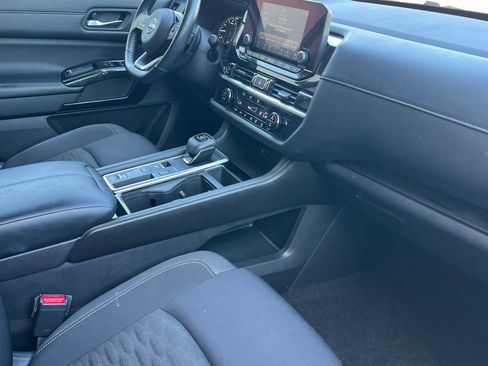 Used 2022 Nissan Pathfinder SV image 17