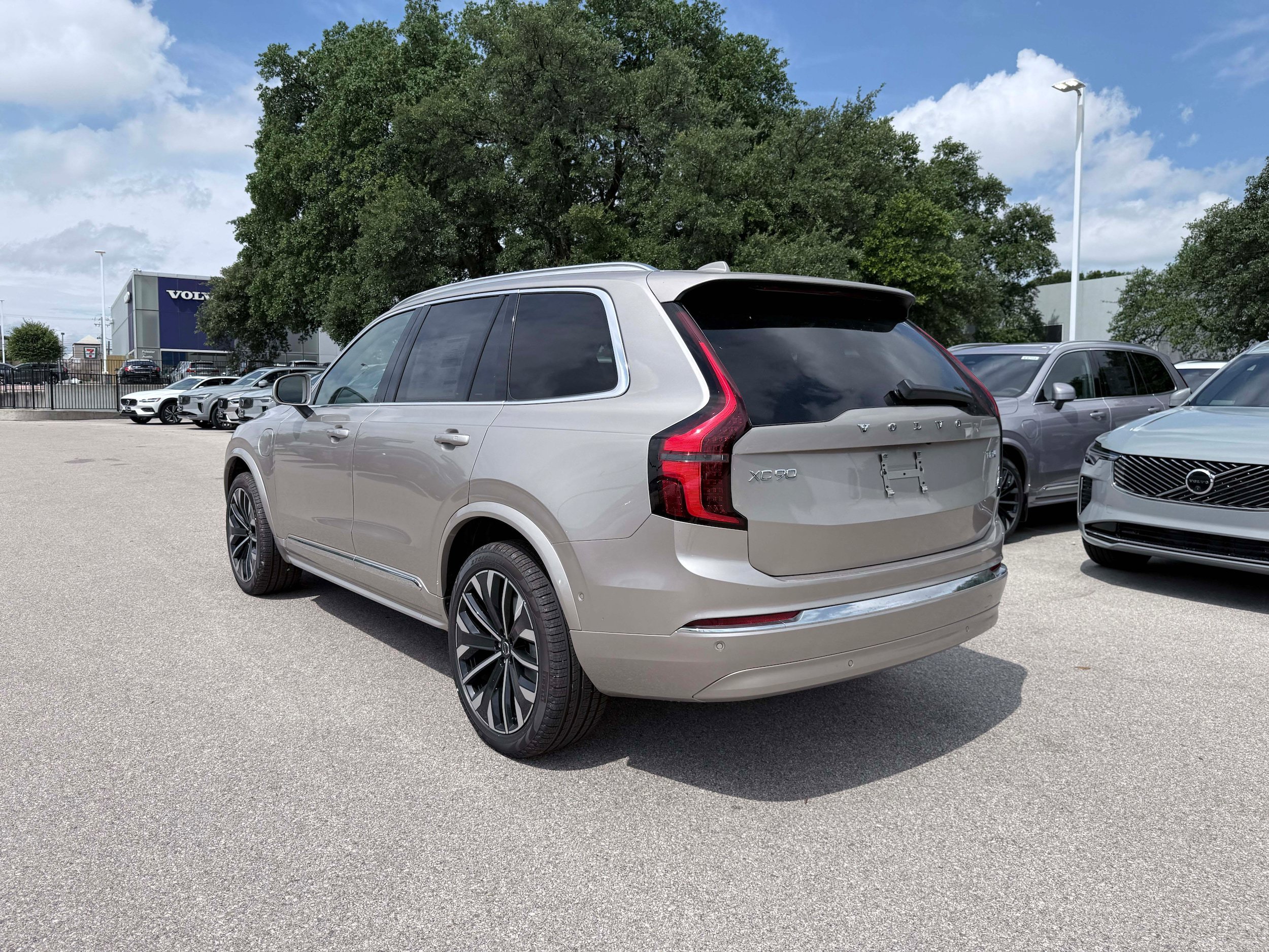 New 2026 Volvo XC90 T8 Plus AWD/4WD image 4