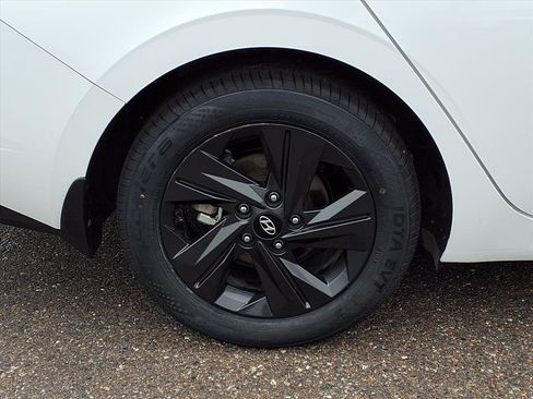 Used 2023 Hyundai Elantra SEL image 9