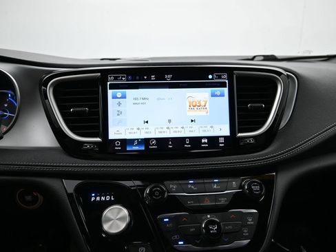 Used 2024 Chrysler Pacifica Limited FWD image 15