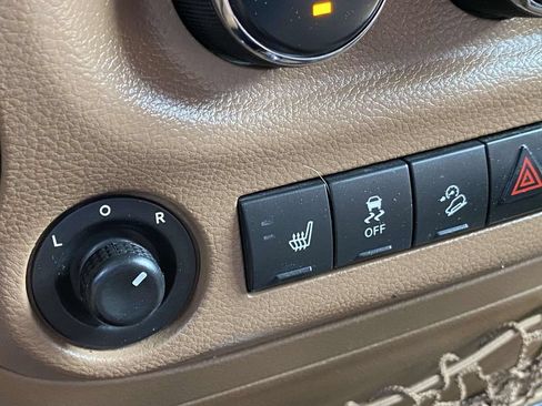 Used 2016 Jeep Wrangler Unlimited Sahara w/ Connectivity Group AWD/4WD image 26