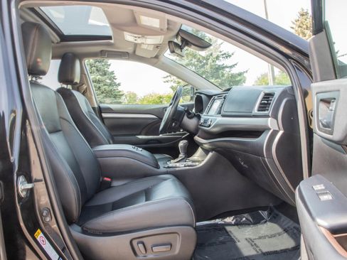 Used 2019 Toyota Highlander XLE AWD/4WD image 11