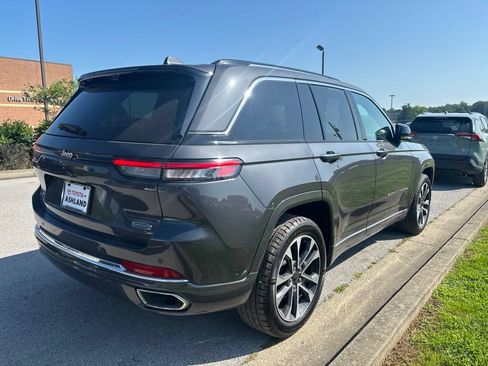Used 2022 Jeep Grand Cherokee Overland w/ Luxury Tech Group IV AWD/4WD image 3