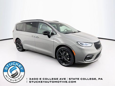 Used 2025 Chrysler Pacifica Limited FWD image 1