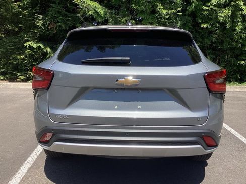 Used 2025 Chevrolet Trax LT w/ Driver Confidence Package FWD image 18