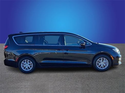 Used 2024 Chrysler Pacifica Touring-L image 4