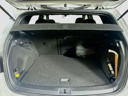 Used 2021 Volkswagen Golf 4-Door FWD image 28