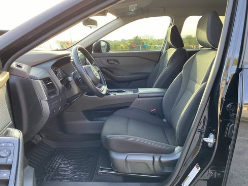 Used 2023 Nissan Rogue S image 9