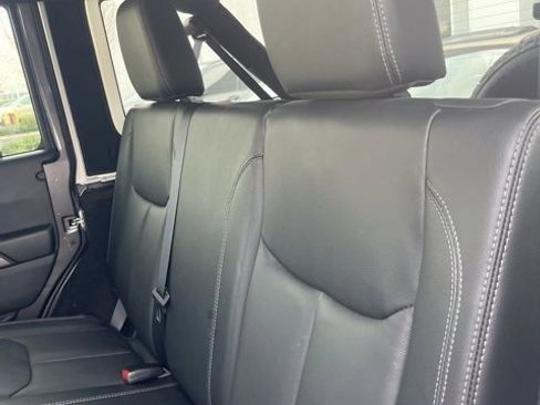 Used 2018 Jeep Wrangler Unlimited Sahara image 13