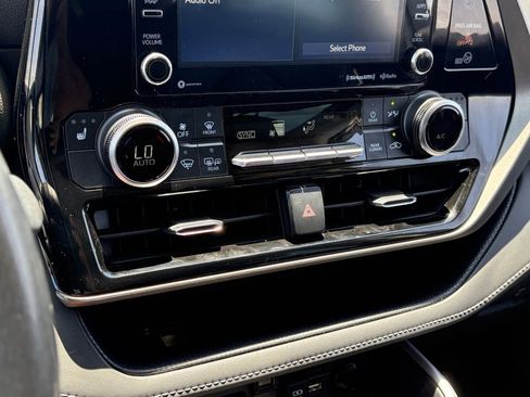 Used 2020 Toyota Highlander XLE FWD image 8