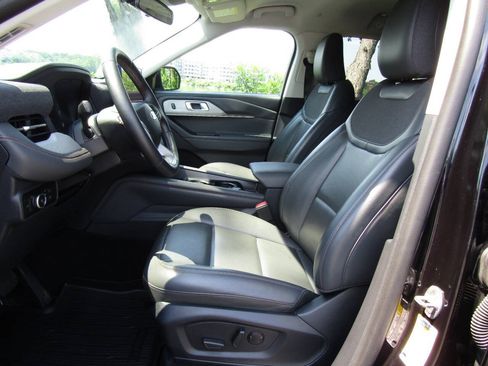 Used 2025 Ford Explorer Active w/ Active Comfort Package AWD/4WD image 11