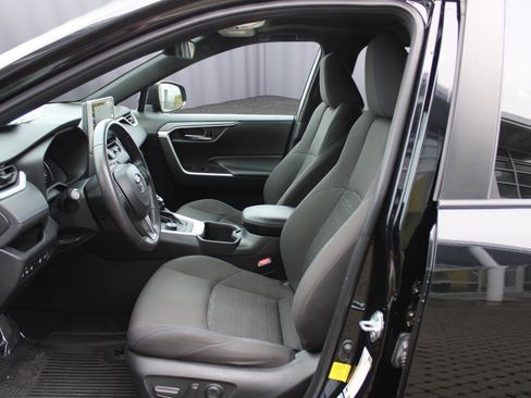 Used 2022 Toyota RAV4 SE image 32