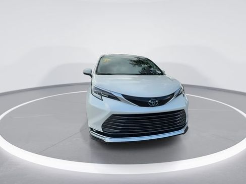 Used 2021 Toyota Sienna Limited FWD image 3