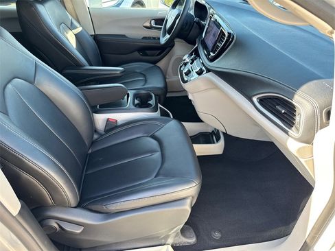Used 2024 Chrysler Pacifica Select image 18