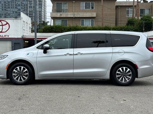 Used 2023 Chrysler Pacifica Touring-L FWD image 7