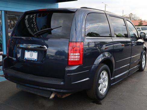 Used 2008 Chrysler Town & Country Touring image 6