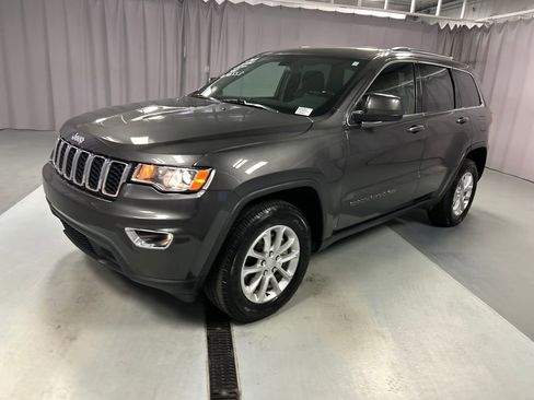 Used 2021 Jeep Grand Cherokee Laredo image 3